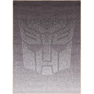 Szary dywan z długim włosiem z logo Transformers.