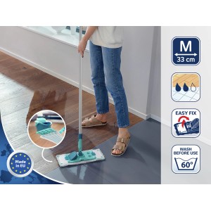 Mop podłogowy Leifheit Power Clean Micro Duo M w akcji na twardej podłodze. Urządzenie czyszczące ze stalowym trzonkiem i niebiesko-białym mopem.