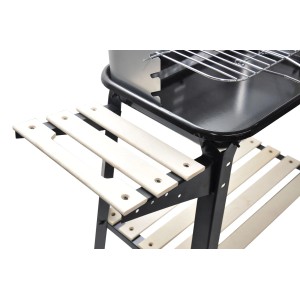 Czarny grill węglowy z drewnianymi półkami.