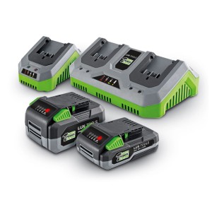 Akumulatory i ładowarka LUX-TOOLS do pilarek akumulatorowych, szare i zielone.