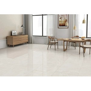 Jasny pokój z błyszczącymi, beżowymi płytkami podłogowymi. Jadalnia ze stołem i krzesłami.