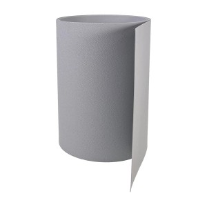 Szara mata osłonowa na ogrodzenie, elastyczna i trwała.