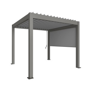 Pergola Biohort z roletą przeciwsłoneczną w kolorze kwarcowy szary metalik, częściowo opuszczona.