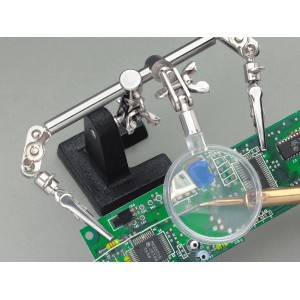 Uchwyt lutowniczy LUX z lupą mocuje płytkę drukowaną do precyzyjnego lutowania.