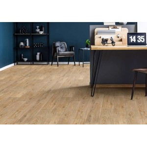 Jasna podłoga PCV imitująca drewno w nowoczesnym gabinecie.