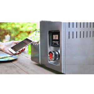 Grill gazowy Landmann 800 z termometrem Bluetooth i palnikiem na podczerwień w użyciu.