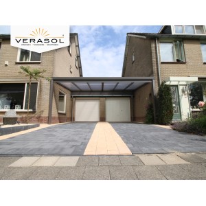 Nowoczesny garaż z zadaszeniem wiaty. Ochrona przed warunkami atmosferycznymi dla samochodów.