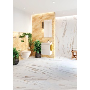 Nowoczesna łazienka z białą szafką umywalkową, WC i marmurowymi płytkami. Zestaw mebli.