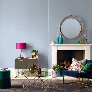 Pokój dzienny z jasnoniebieską farbą na ścianie. Kolorowa aranżacja ścian z Kolorowe farby do ścian.