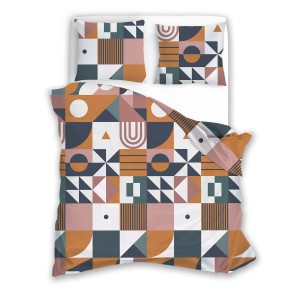 Komplet pościeli z geometrycznym wzorem w odcieniach brązu, niebieskiego i różu.