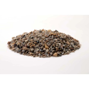 Stos żwiru ozdobnego w różnych kolorach i rozmiarach.