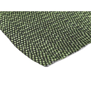 Zielona i czarna folia/włóknina ze wzorem szachownicy.