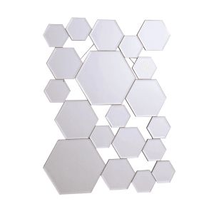 Dekoracyjne lustro ścienne z sześciokątnymi lustrami o różnych rozmiarach.