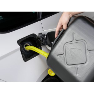 Czarny kanister na paliwo 10 l podczas napełniania samochodu.