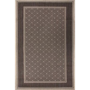 Prostokątny dywan z krótkim włosiem, geometrycznym wzorem i brązową obwódką.