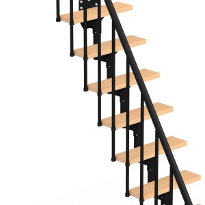 Schody wewnętrzne t.b.t. ze stopniami drewnianymi i czarną poręczą.