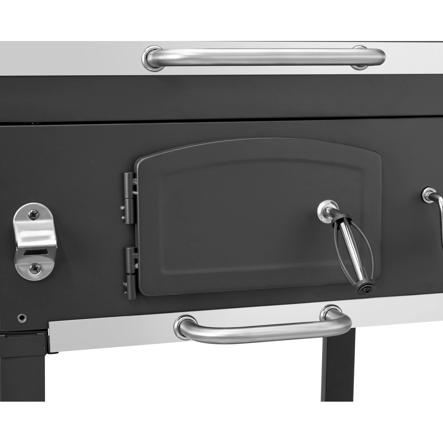 Zbliżenie: Grill węglowy Jamestown Jaxon z drzwiczkami paleniska i uchwytem.