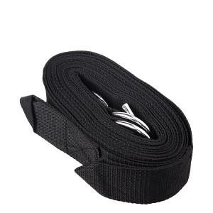 Czarny pas napinający do mebli ogrodowych, zwinięty z metalową klamrą.