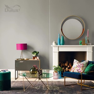 Szary salon z kominkiem, sofą i stołem. Kolorowe farby do ścian dla nowoczesnej atmosfery.