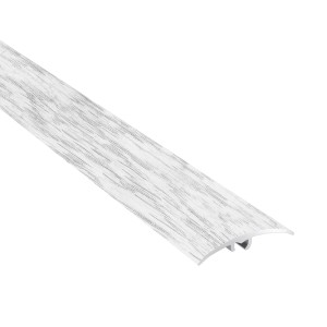 Biała listwa przypodłogowa t.b.t. z teksturą drewna do wnętrz.