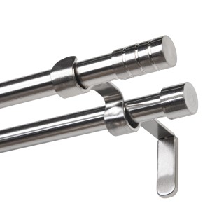 Podwójny metalowy karnisz w kolorze srebrnym. Drążek do zasłon na dwie zasłony.