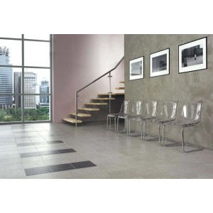 Jasny pokój z płytkami podłogowymi t.b.t. i schodami.