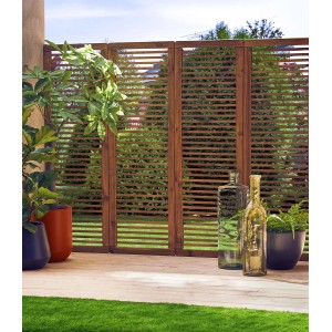 Drewniany płot/ekran prywatności do ogrodu i na patio. Dekoracyjna pergola ogrodowa z poziomymi listwami.