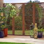 Drewniany płot/ekran prywatności do ogrodu i na patio. Dekoracyjna pergola ogrodowa z poziomymi listwami.