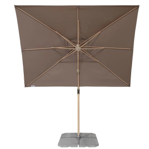 Kwadratowy, brązowy parasol balkonowy t.b.t. z jasną drewnianą ramą i szarą podstawą.