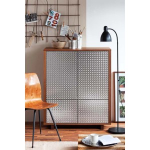 Dekoracyjny mebel ze srebrną folią samoprzylepną w pokoju.