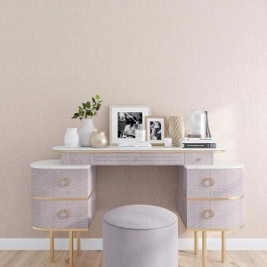 Różowa tapeta o delikatnej strukturze na toaletce z taboretem.