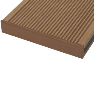 Zbliżenie brązowej deski tarasowej t.b.t. z rowkowaną powierzchnią.