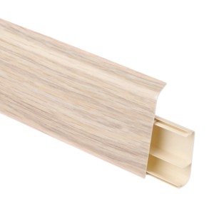 Jasna listwa przypodłogowa z kanałem kablowym, wygląd drewna.