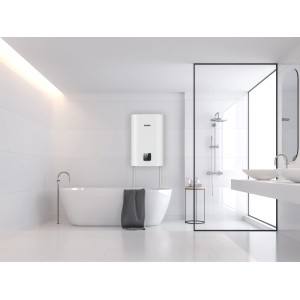 Bojler t.b.t. w nowoczesnej łazience z wanną i prysznicem.