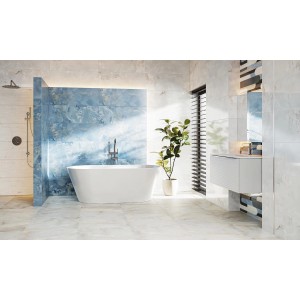 Nowoczesna łazienka z niebiesko-białymi płytkami, wolnostojącą wanną i szafką pod umywalkę.