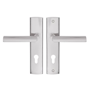 Eleganckie, srebrne klamki do drzwi wewnętrznych.