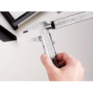 Suwmiarka LUX Comfort 150 mm mierzy profil metalowy.