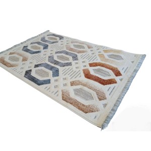 Dywan z krótkim włosiem t.b.t. z geometrycznym wzorem w kolorach beżowym, brązowym i niebieskim.