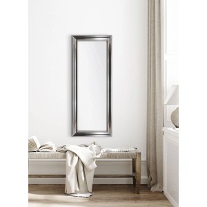Prostokątne lustro do garderoby ze srebrną ramą.