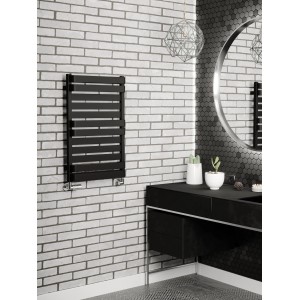 Czarny grzejnik t.b.t. w nowoczesnej łazience.