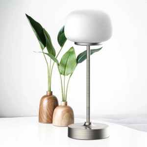 Nowoczesna lampa stołowa t.b.t. z białym kloszem i smukłą metalową podstawą. Oświetlenie dekoracyjne.