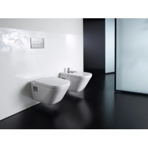 Wisząca toaleta i bidet w kolorze białym z przyciskiem spłukującym.
