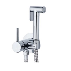 Chromowana bateria bidetowa z główką prysznicową i elastycznym wężem.