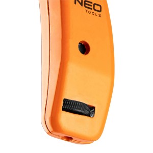 Zbliżenie pomarańczowego pistoletu do opasek zaciskowych firmy NEO Tools.