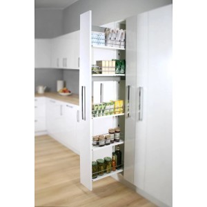 Wysuwany organizer do szafki kuchennej z artykułami spożywczymi w białej kuchni.