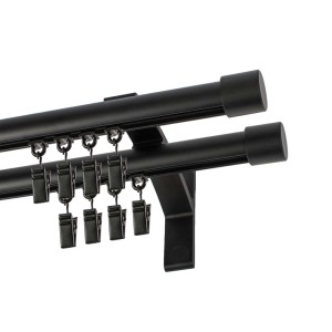 Czarny, podwójny karnisz z rolkami i wspornikiem.