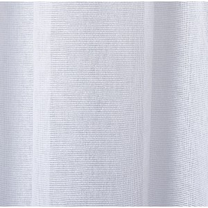 Zbliżenie białej, przezroczystej zasłony o drobnej strukturze splotu.