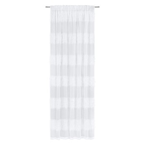 Biała, przezroczysta firana z ozdobnymi paskami frędzli.