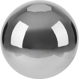 Srebrna, błyszcząca kula dekoracyjna do ogrodu.
