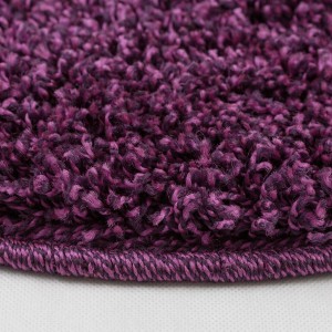 Zbliżenie fioletowego dywanu z długim włosiem (t.b.t.) o miękkiej teksturze.